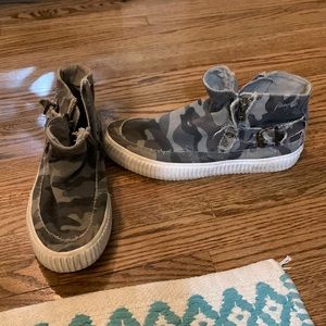 blowfish distressed camo shoe